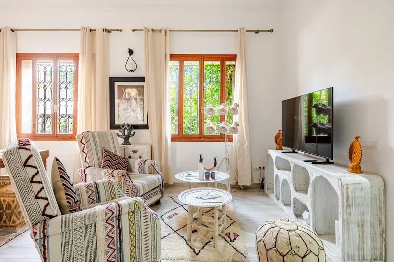 Piscine • Location Centrale • 5 BR • A/C